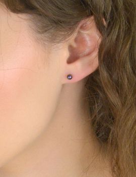 Srebrne kolczyki z ciemną perłą hodowlaną 4 mm z benzynowym połyskiem. Fiolet, zieleń, srebro 925. Elegancja i lekkość na każdą okazję (4).JPG